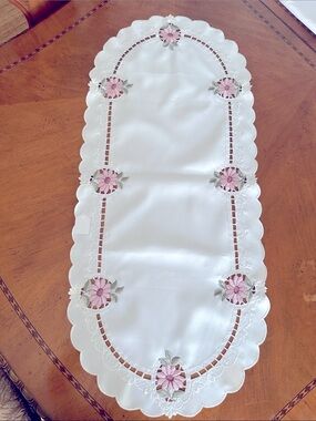 NEW EMBROIDERED IVORY SATIN TABLE RUNNER WITH PINK FLORAL ACCENTS